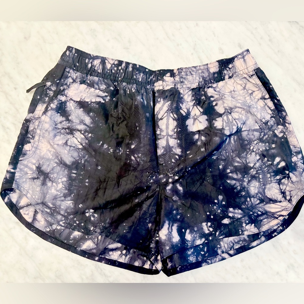 Lululemon Women’s Shorts - Size 6